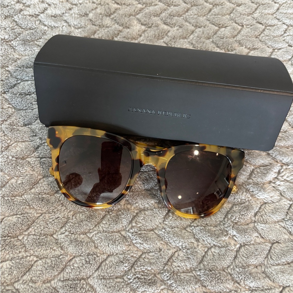 Banana Republic Brown Tortoise Sunglasses
